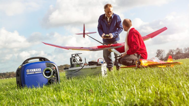 2014-Yamaha-EF2000IS-EU-Blue-Action-001-03