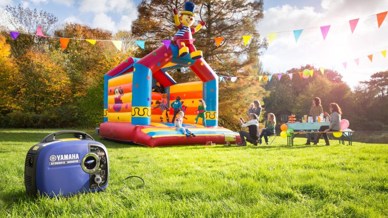 2014-Yamaha-EF2000IS-EU-Blue-Action-002-03