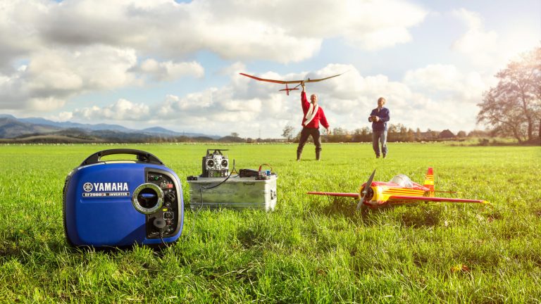 2014-Yamaha-EF2000IS-EU-Blue-Static-001-03