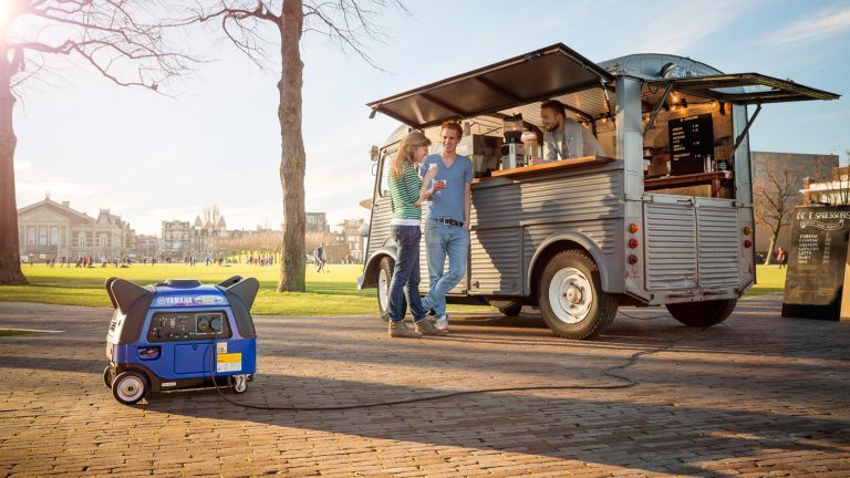 2014-Yamaha-EF3000I-EU-Blue-Action-001-03