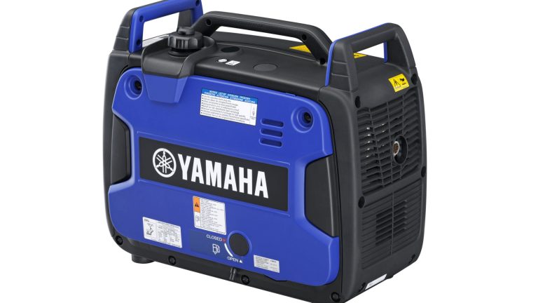 2020-Yamaha-EF2200IS-EU-Blue-Action-004-03