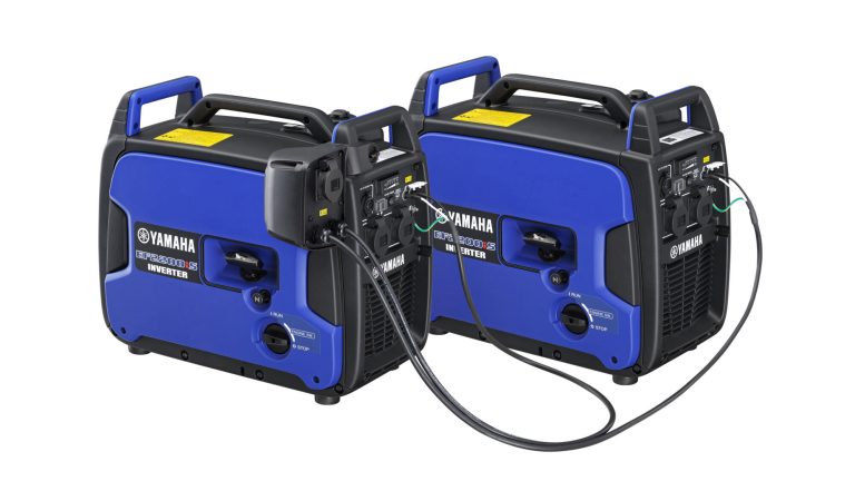 2020-Yamaha-EF2200IS-EU-Blue-Action-006-03-1