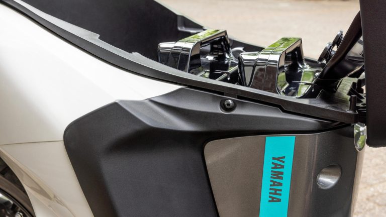 2023-Yamaha-EJE025DB-EU-Dual_Battery_Milky_White_-Action-003-03