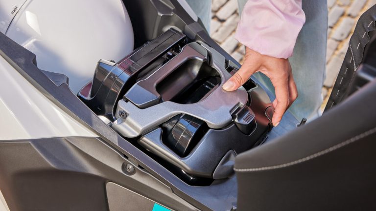 2023-Yamaha-EJE025DB-EU-Dual_Battery_Milky_White_-Action-004-03