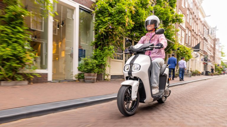 2023-Yamaha-EJE025DB-EU-Dual_Battery_Milky_White_-Action-012-03