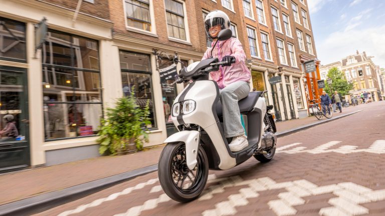 2023-Yamaha-EJE025DB-EU-Dual_Battery_Milky_White_-Action-015-03