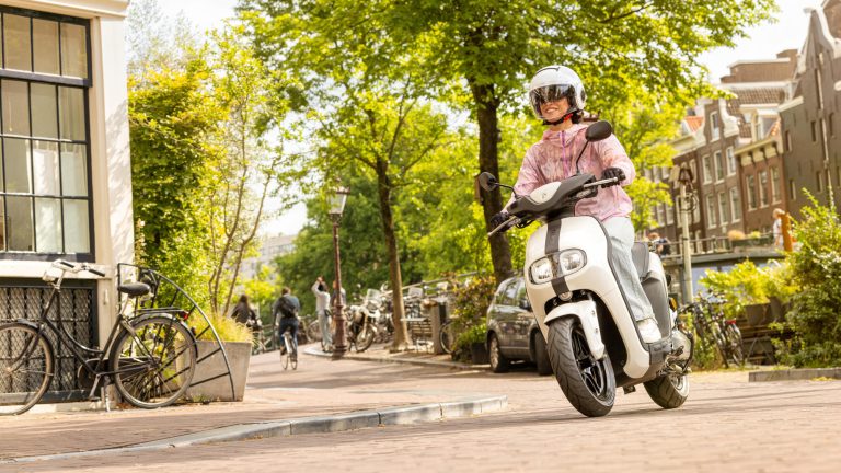 2023-Yamaha-EJE025DB-EU-Dual_Battery_Milky_White_-Action-018-03