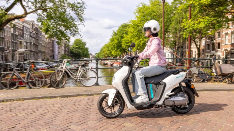 2023-Yamaha-EJE025DB-EU-Dual_Battery_Milky_White_-Action-020-03