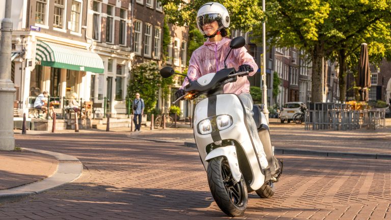 2023-Yamaha-EJE025DB-EU-Dual_Battery_Milky_White_-Action-021-03