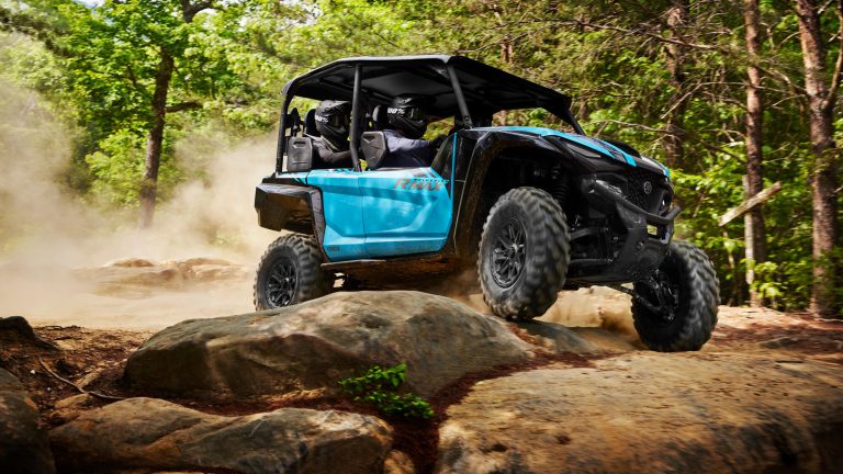 2023-Yamaha-YXF1000EW-23-EU-Cyan___Yamaha_Black-Action-001-03