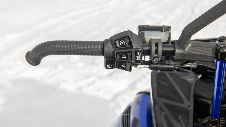 2024-Yamaha-MNTN-MAX-154-EU-Detail-009-03