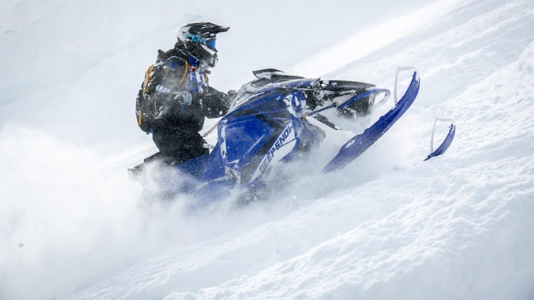 2024-Yamaha-MNTN-MAX-154-EU-Racing_Blue-Action-001-03