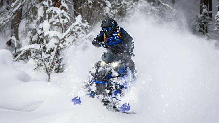 2024-Yamaha-MNTN-MAX-154-EU-Racing_Blue-Action-002-03