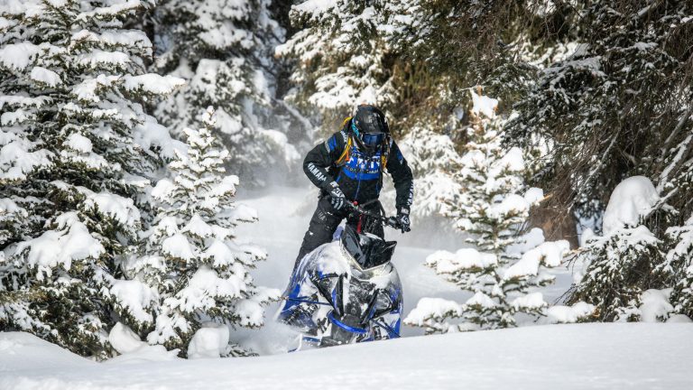 2024-Yamaha-MNTN-MAX-154-EU-Racing_Blue-Action-003-03