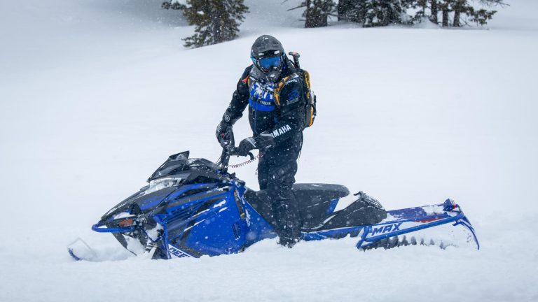 2024-Yamaha-MNTN-MAX-154-EU-Racing_Blue-Action-005-03