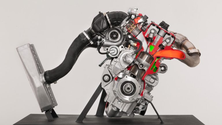 2024-Yamaha-SIDEWINDER-L-TX-EU-Detail-002-03