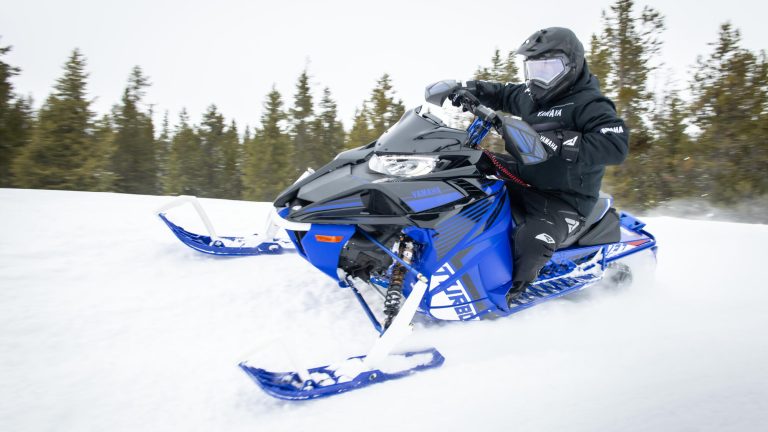 2024-Yamaha-SIDEWINDER-L-TX-EU-Racing_Blue_-Action-002-03