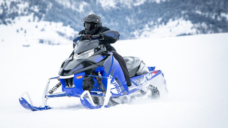 2024-Yamaha-SIDEWINDER-L-TX-EU-Racing_Blue_-Action-006-03