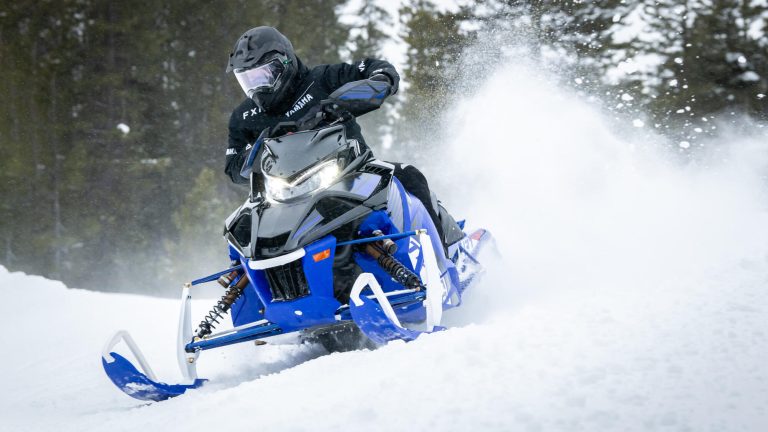 2024-Yamaha-SIDEWINDER-L-TX-EU-Racing_Blue_-Action-007-03