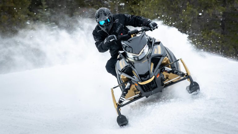 2024-Yamaha-SIDEWINDER-S-RX-EU-Nebura_Gold___Black-Action-001-03