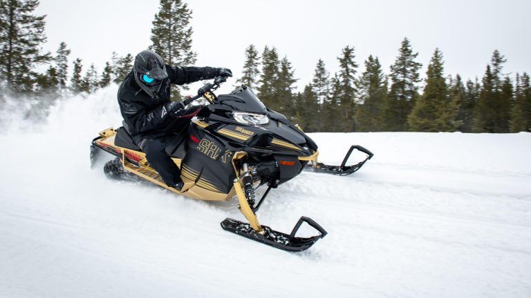 2024-Yamaha-SIDEWINDER-S-RX-EU-Nebura_Gold___Black-Action-002-03