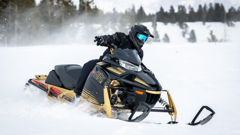 2024-Yamaha-SIDEWINDER-S-RX-EU-Nebura_Gold___Black-Action-004-03