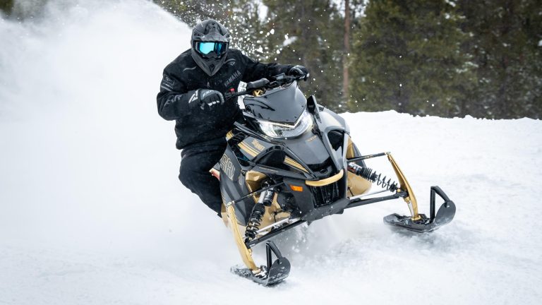 2024-Yamaha-SIDEWINDER-S-RX-EU-Nebura_Gold___Black-Action-008-03