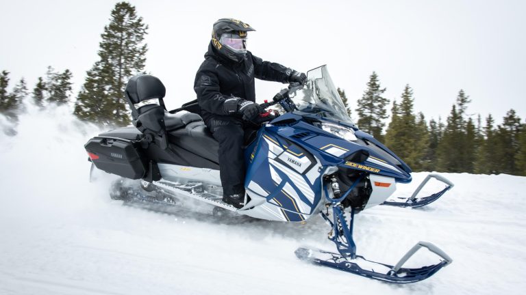 2024-Yamaha-SIDEWINDER-S-TX-EU-Ink_Blue___Frost_Silver_-Action-001-03