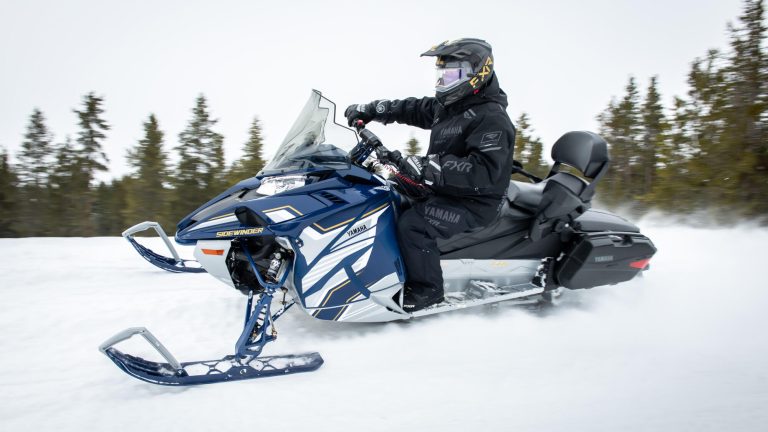 2024-Yamaha-SIDEWINDER-S-TX-EU-Ink_Blue___Frost_Silver_-Action-003-03