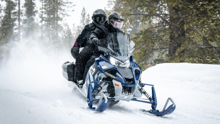 2024-Yamaha-SIDEWINDER-S-TX-EU-Ink_Blue___Frost_Silver_-Action-004-03