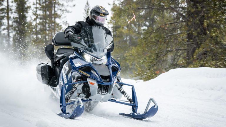 2024-Yamaha-SIDEWINDER-S-TX-EU-Ink_Blue___Frost_Silver_-Action-006-03