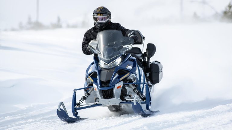 2024-Yamaha-SIDEWINDER-S-TX-EU-Ink_Blue___Frost_Silver_-Action-008-03