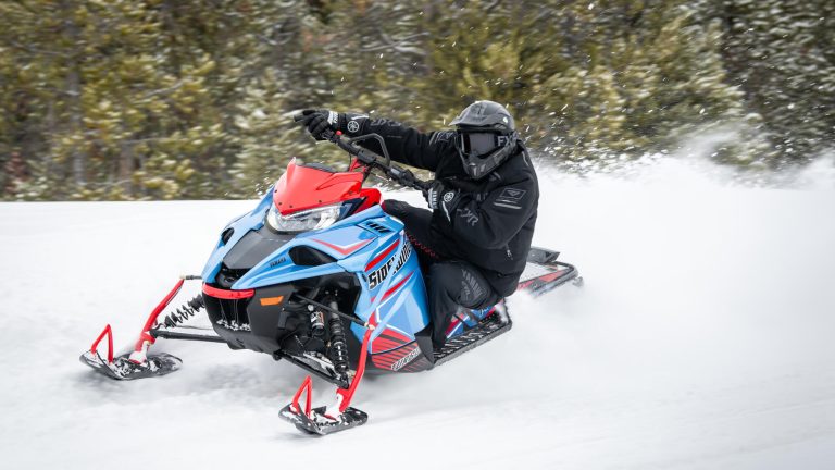 2024-Yamaha-SIDEWINDER-X-TX-EU-Ice_Blue___Vivid_Red_Cocktail-Action-001-03