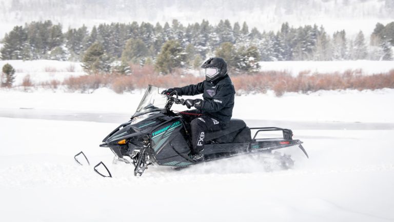 2024-Yamaha-SXMP800-EU-Yamaha_Black-Action-001-03