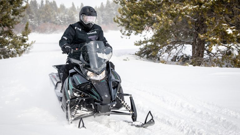 2024-Yamaha-SXMP800-EU-Yamaha_Black-Action-007-03