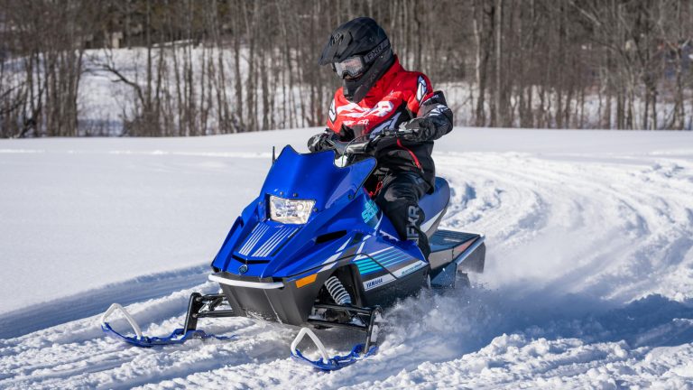 2024-Yamaha-SXR200-E-EU-Racing_Blue-Action-001-03