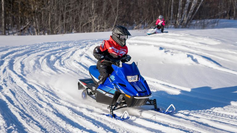 2024-Yamaha-SXR200-E-EU-Racing_Blue-Action-002-03