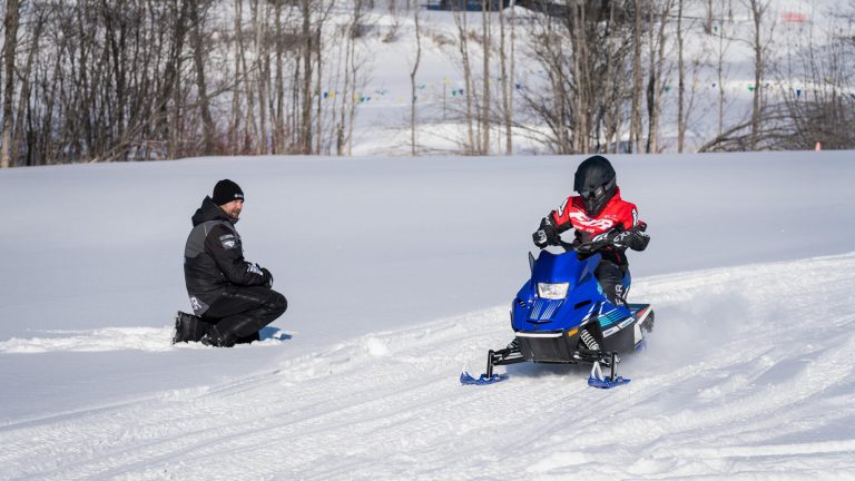 2024-Yamaha-SXR200-E-EU-Racing_Blue-Action-003-03