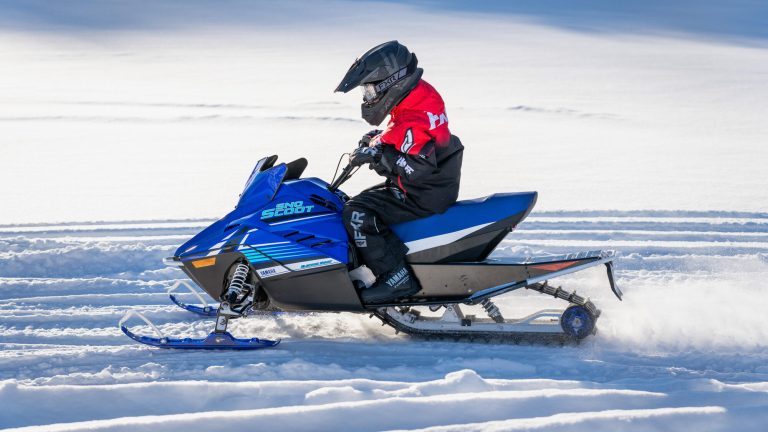 2024-Yamaha-SXR200-E-EU-Racing_Blue-Action-004-03