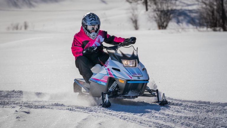 2024-Yamaha-SXR200-E-EU-White__Jetstream_Blue___Black_-Action-005-03