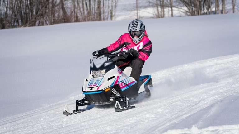 2024-Yamaha-SXR200-E-EU-White__Jetstream_Blue___Black_-Action-006-03