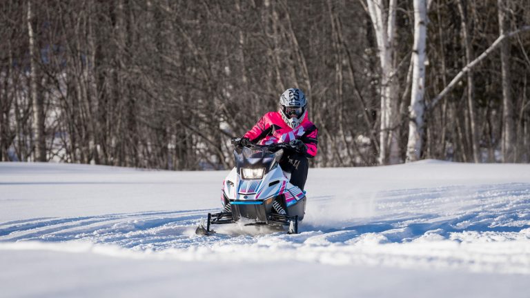 2024-Yamaha-SXR200-E-EU-White__Jetstream_Blue___Black_-Action-007-03