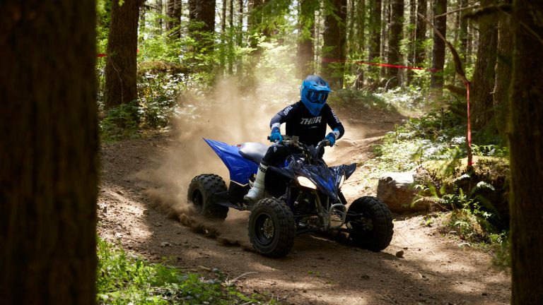 2024-Yamaha-YFZ450R-24-EU-Racing_Blue-Action-001-03