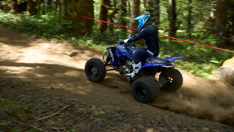 2024-Yamaha-YFZ450R-24-EU-Racing_Blue-Action-005-03