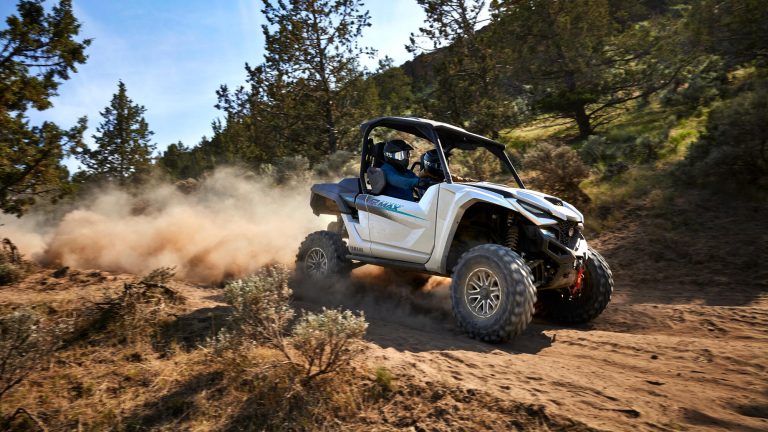 2024-Yamaha-YXE1000EW-24LE-EU-Silver_Metallic_Black-Action-001-03