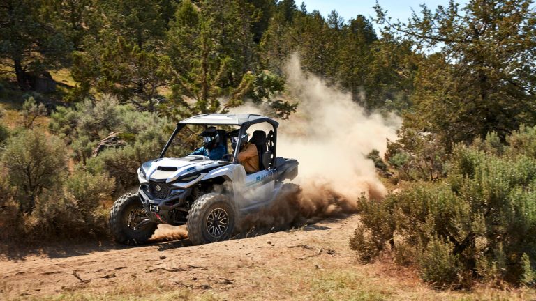 2024-Yamaha-YXE1000EW-24LE-EU-Silver_Metallic_Black-Action-002-03