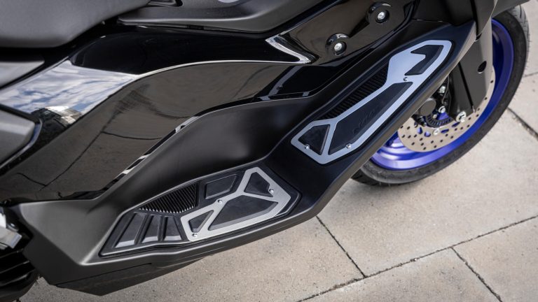 2025-Yamaha-G125YM-EU-Icon_Black_-Accessorized-detail-004-03
