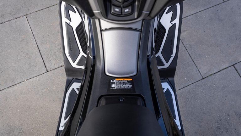 2025-Yamaha-G125YM-EU-Icon_Black_-Accessorized-detail-005-03