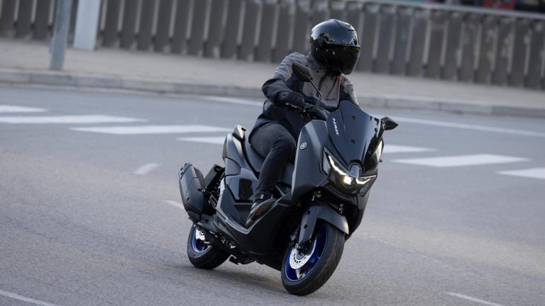 2025-Yamaha-G125YM-EU-Icon_Black_-Accessorized-detail-013-03