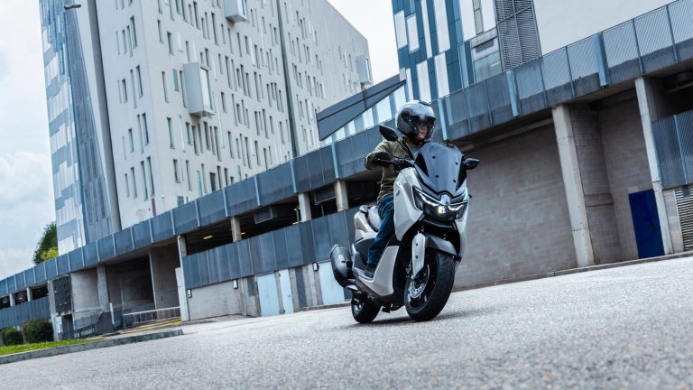 2025-Yamaha-G125YMSV-EU-Ceramic_Grey-Action-007-03